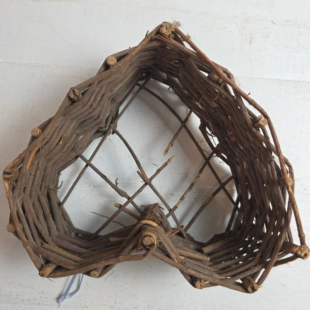 CLEARANCE 💲6️Heart Shaped Woven Grapevine Wall Basket Brown Twig Farmhouse 7.5